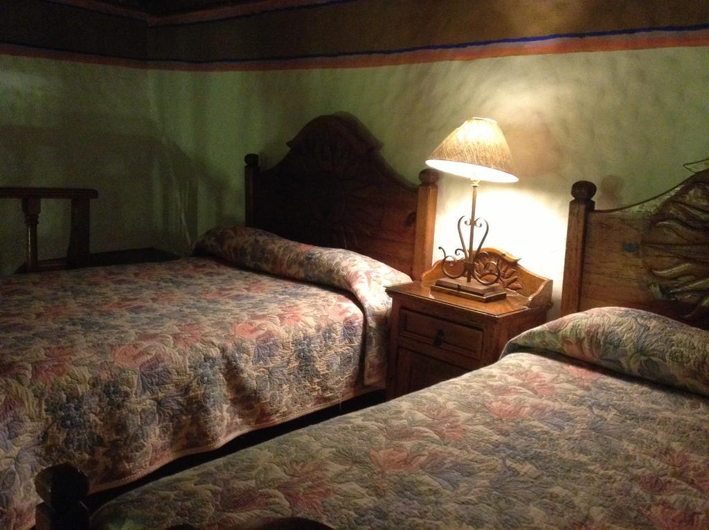 Hotel Los Escudos Pátzcuaro Habitación foto